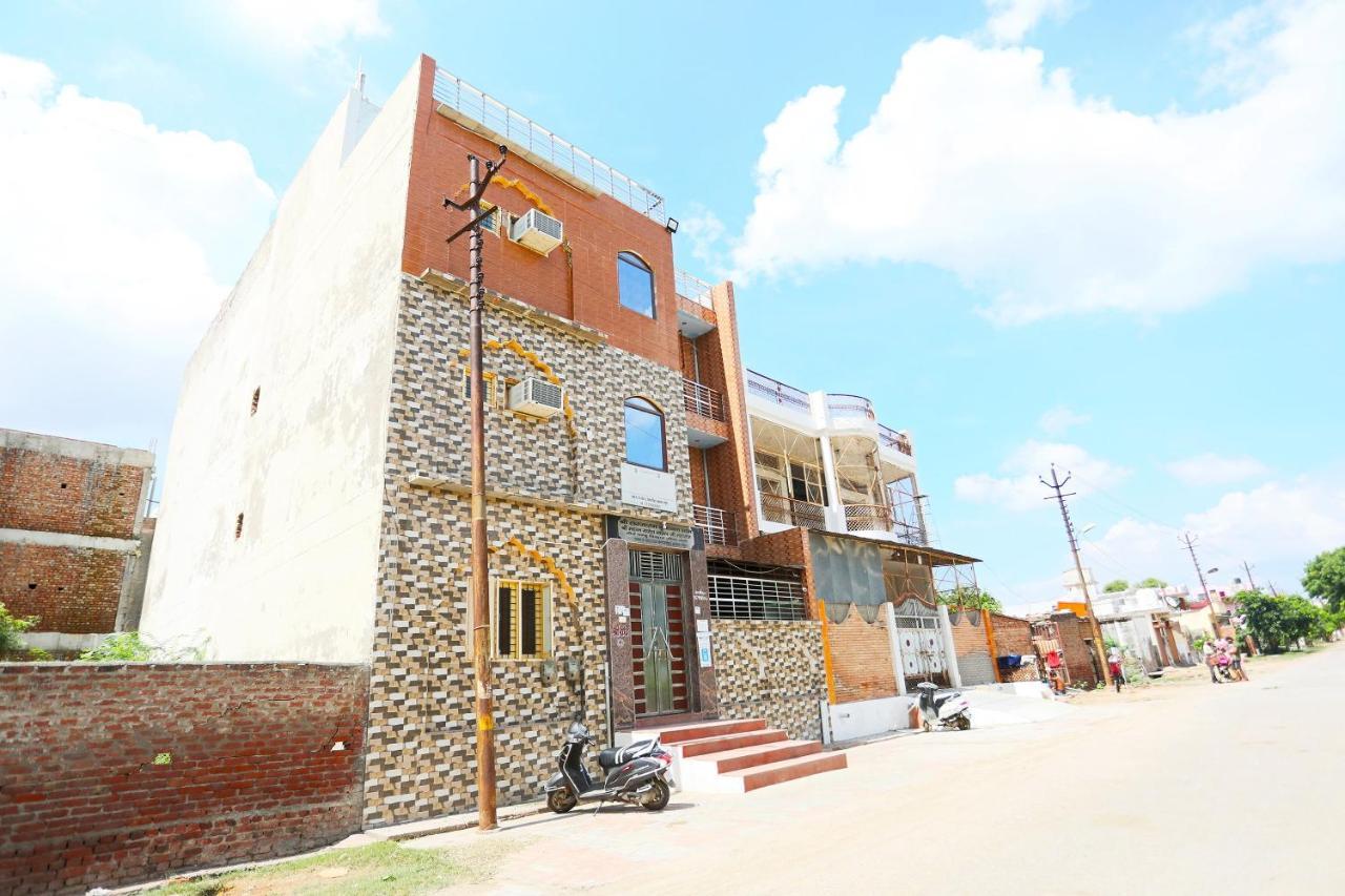 Oyo 44361 Shri Lajjaram Ashram Hotel Vrindāvan Екстериор снимка