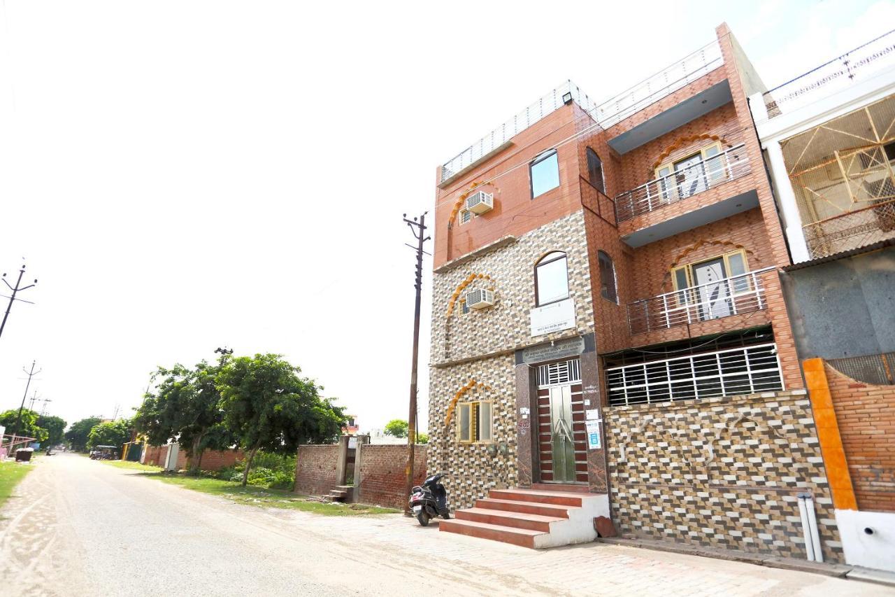 Oyo 44361 Shri Lajjaram Ashram Hotel Vrindāvan Екстериор снимка
